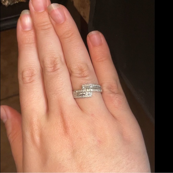 18k Baguette Cut Diamond Ring - Picture 14 of 14